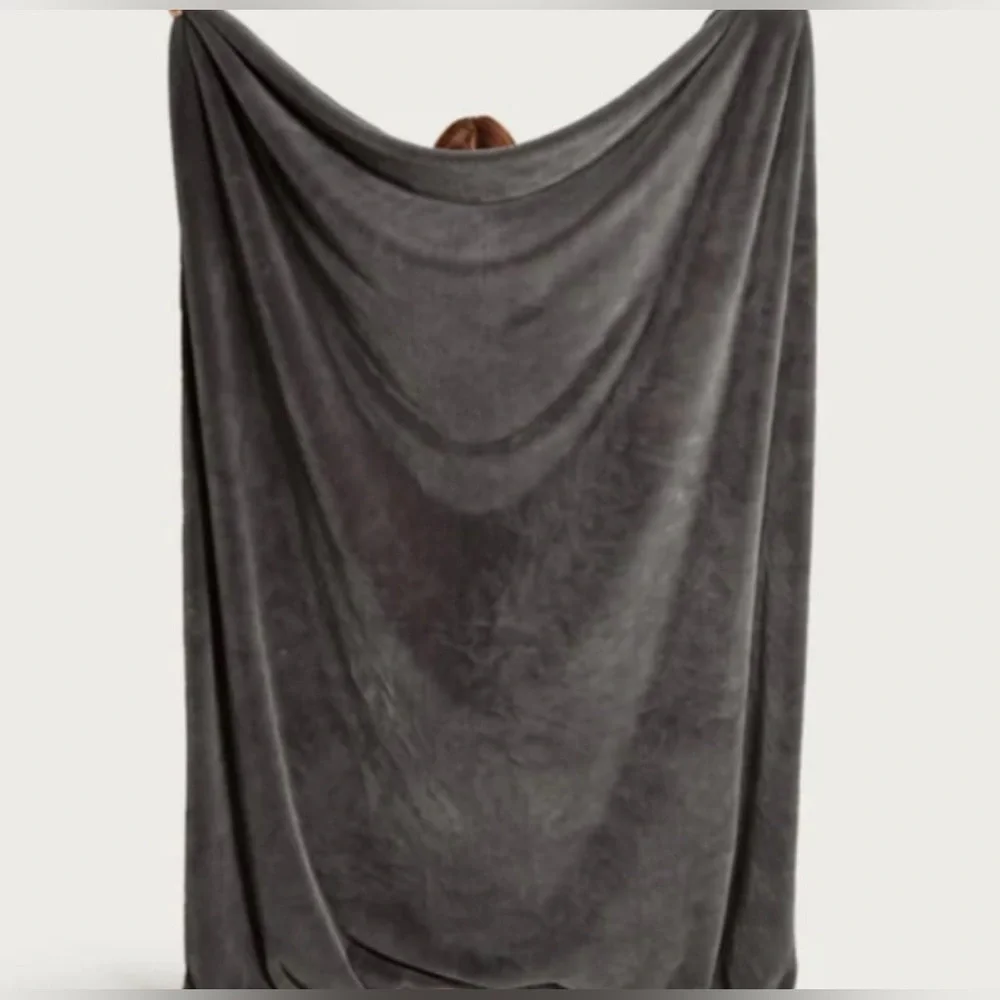 NWT! UnHide For Love Not Fur- Lil' Marshmallow Blanket- Charcoal - 50"x60" - Picture 7 of 7